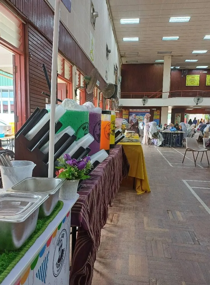 Barisan bufet panjang dengan pelbagai juadah di dewan