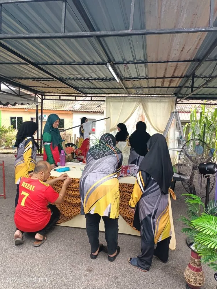 Krew katering bertugas menyediakan hidangan di majlis