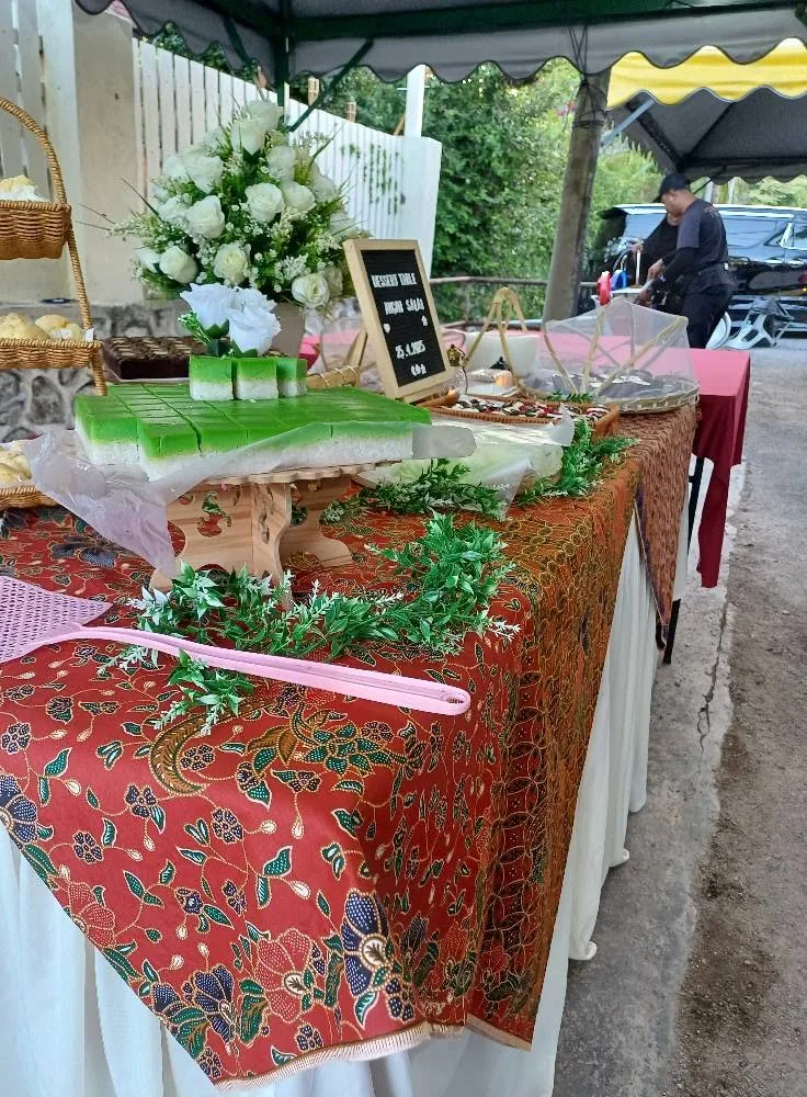 Meja pencuci mulut dihias dengan bunga segar