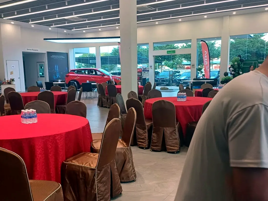 Dewan undangan dengan meja bulat tersusun rapi