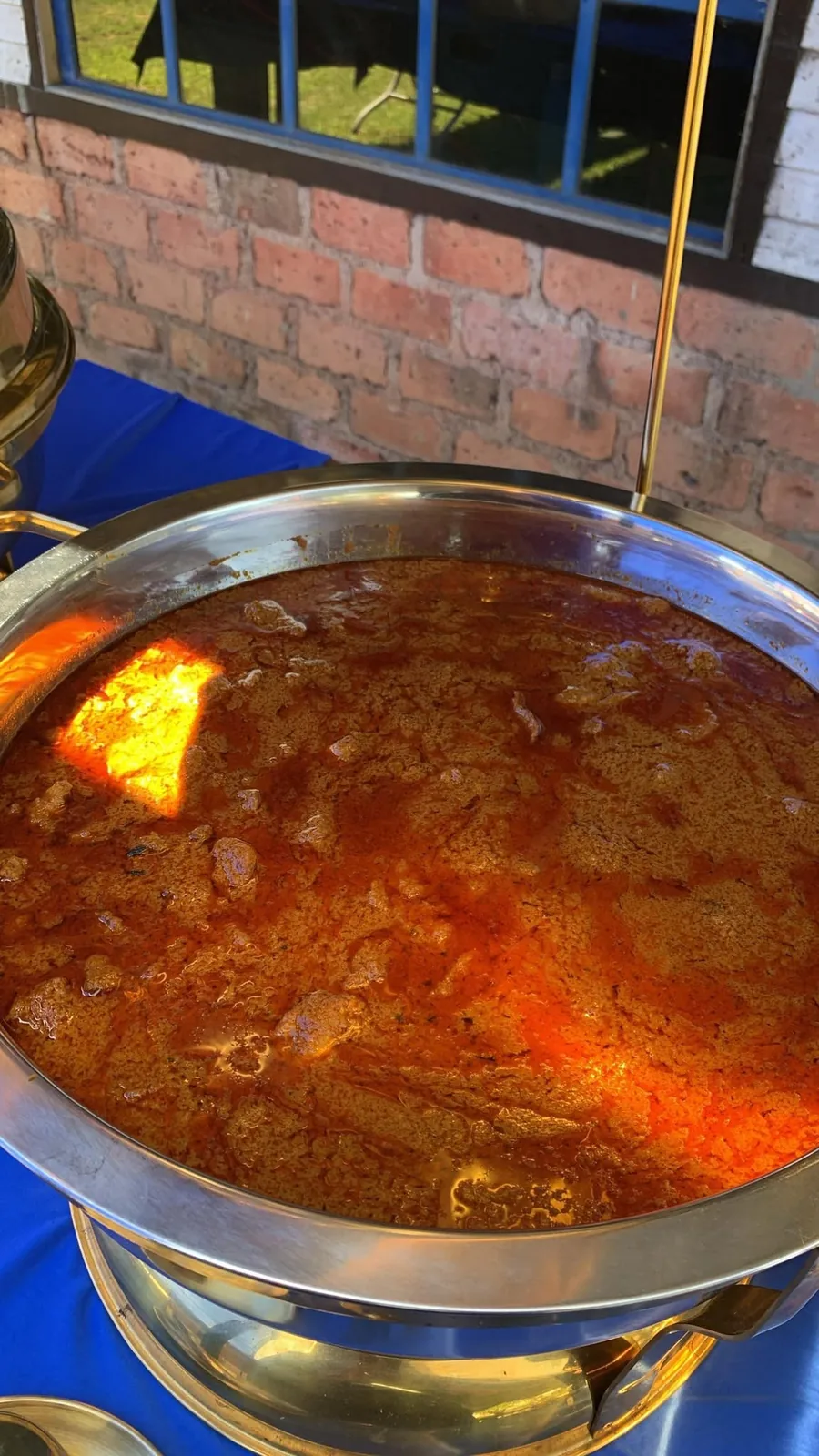 Kawah besar gulai merah dimasak untuk juadah majlis