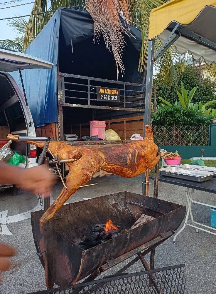 Kambing golek dipanggang di atas bara di lokasi majlis