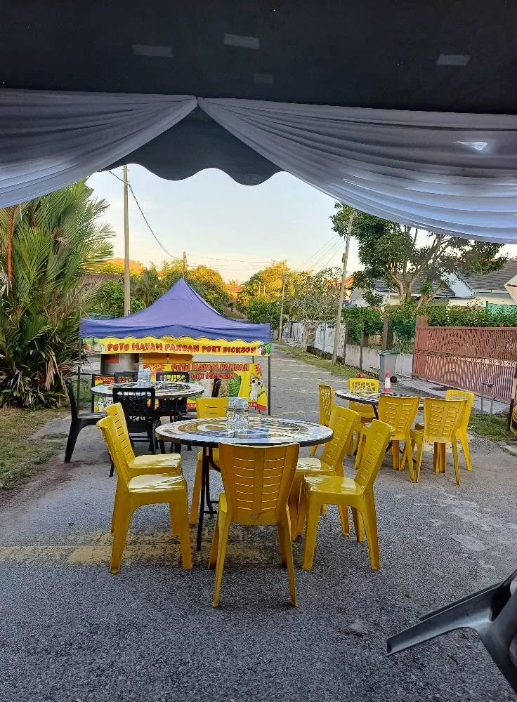 Kanopi dengan kerusi kuning disusun untuk majlis luar