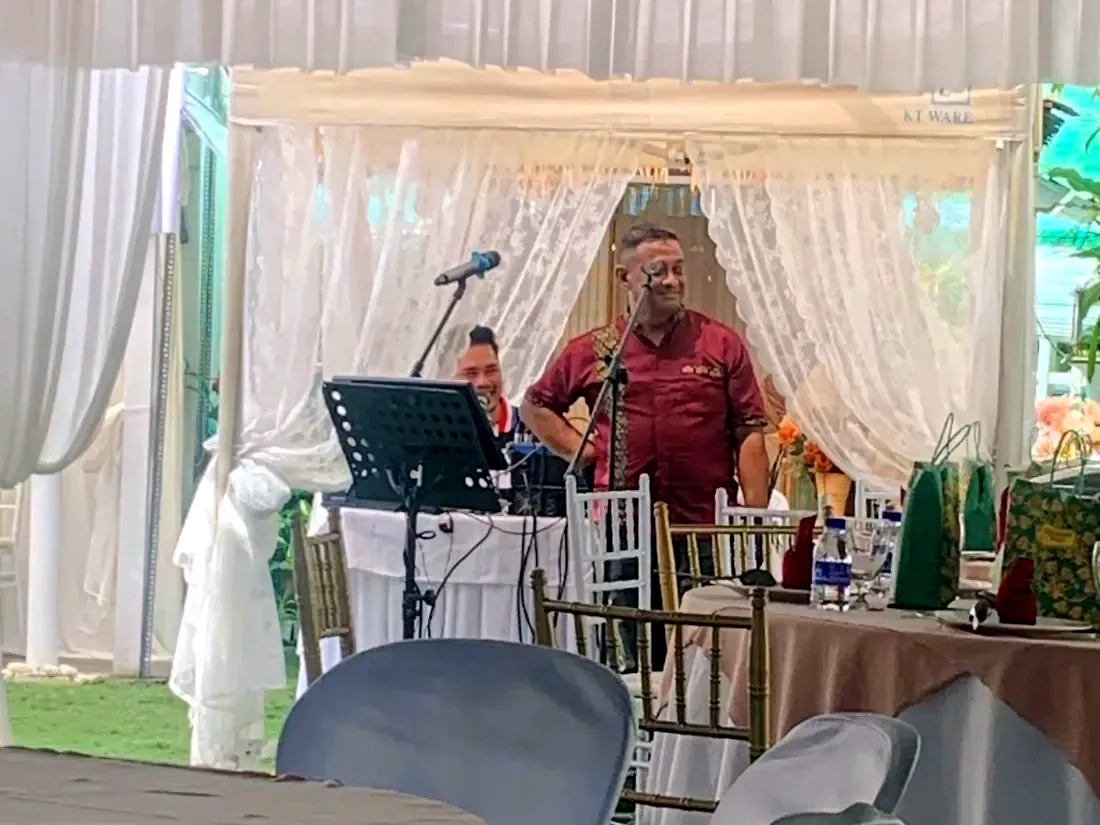 Khemah putih majlis dengan tetamu duduk selesa