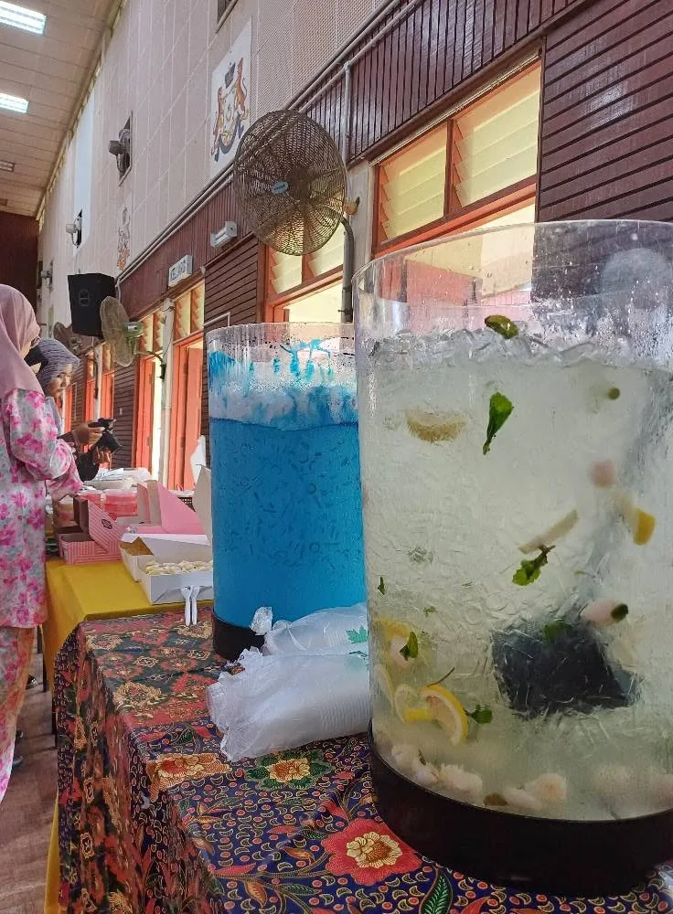 Stesen minuman sirup berwarna-warni untuk tetamu