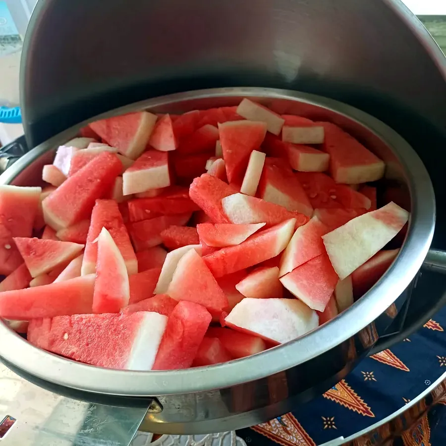 Tembikai dipotong segar di atas pengemas buah