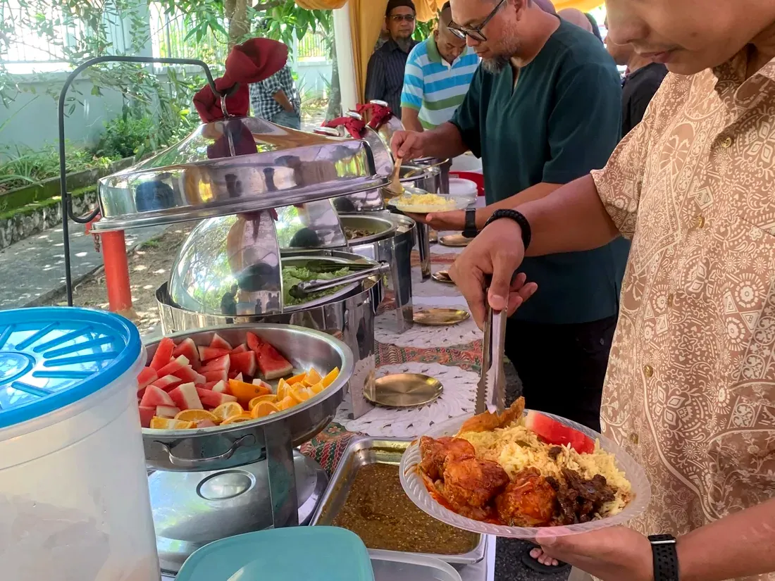Tetamu mengambil juadah di bufet taman