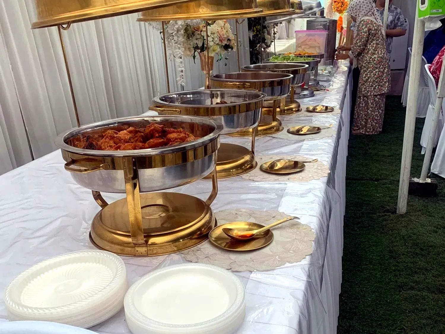 Baris pinggan emas bufet kenduri di majlis taman yang diuruskan Shamsul Mahat Catering